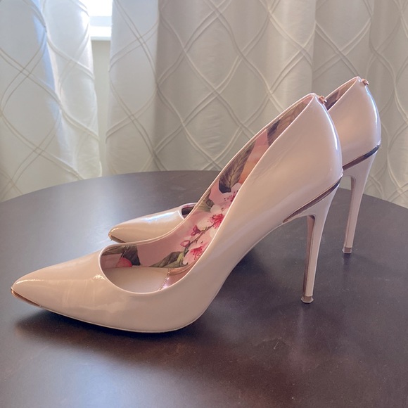 Ted Baker Nude Pink Patent Leather Heels- rose gold embellishments fits like 8.5 - Picture 1 of 9